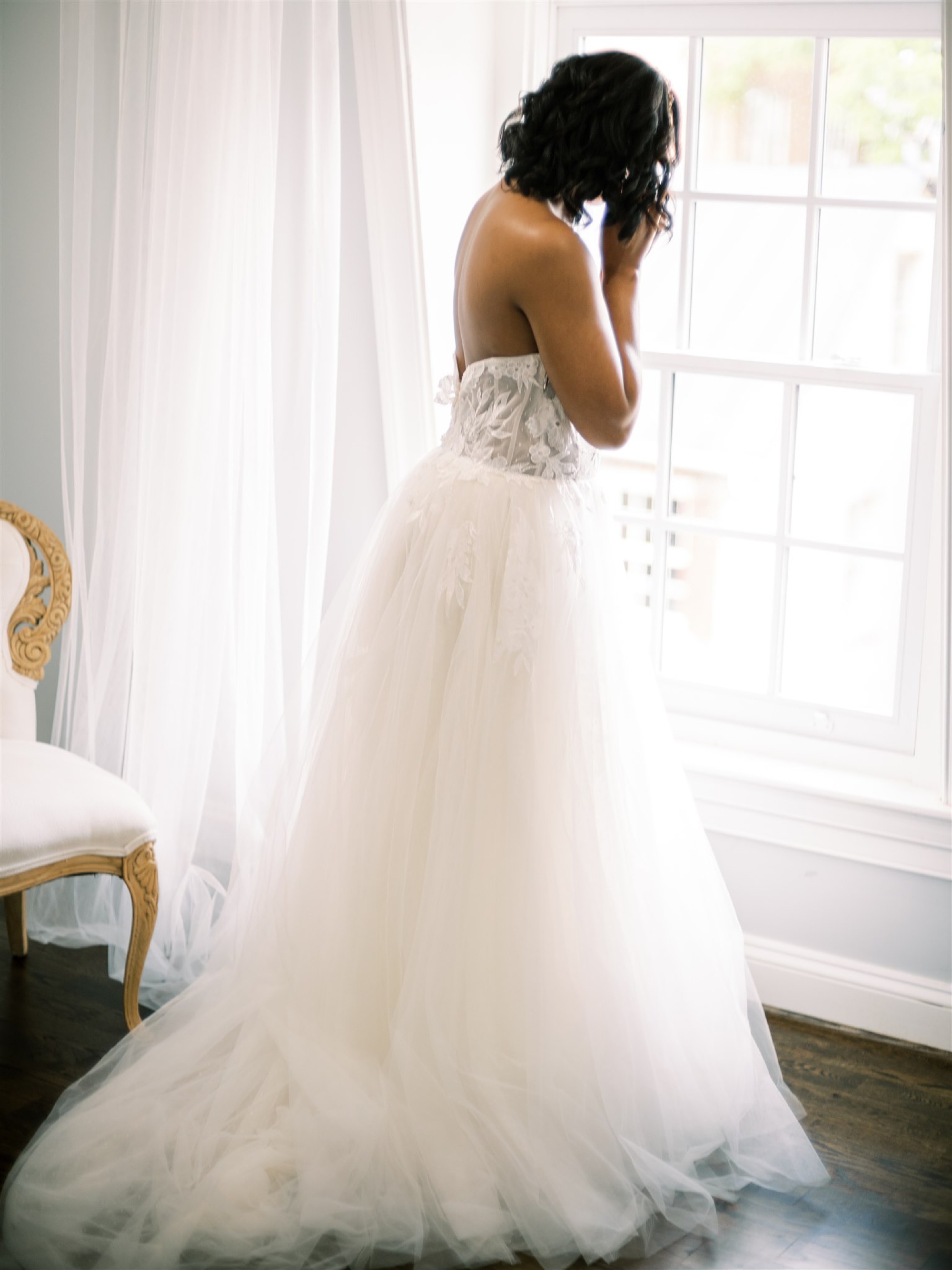 bride in gown with tulle skirt prepares for Leesburg VA microwedding