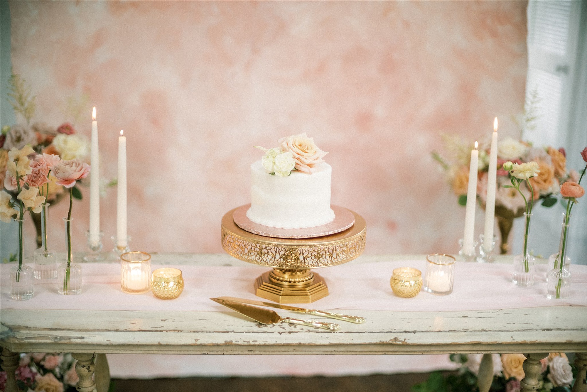 elegant wedding cake for microwedding